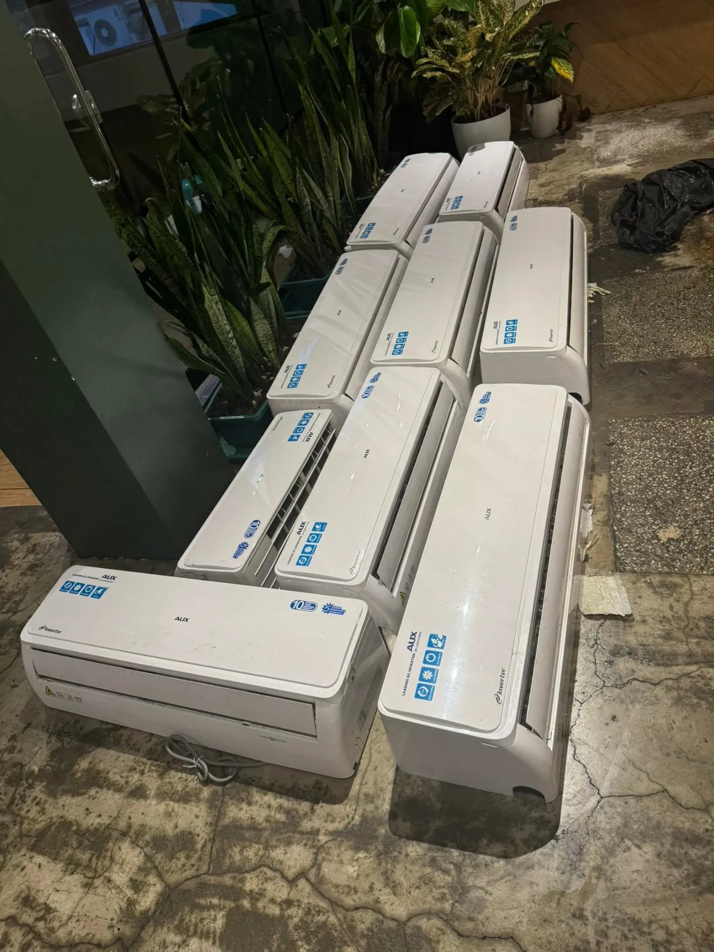 Sampung AUX inverter aircon units para sa isang commercial na kliyente